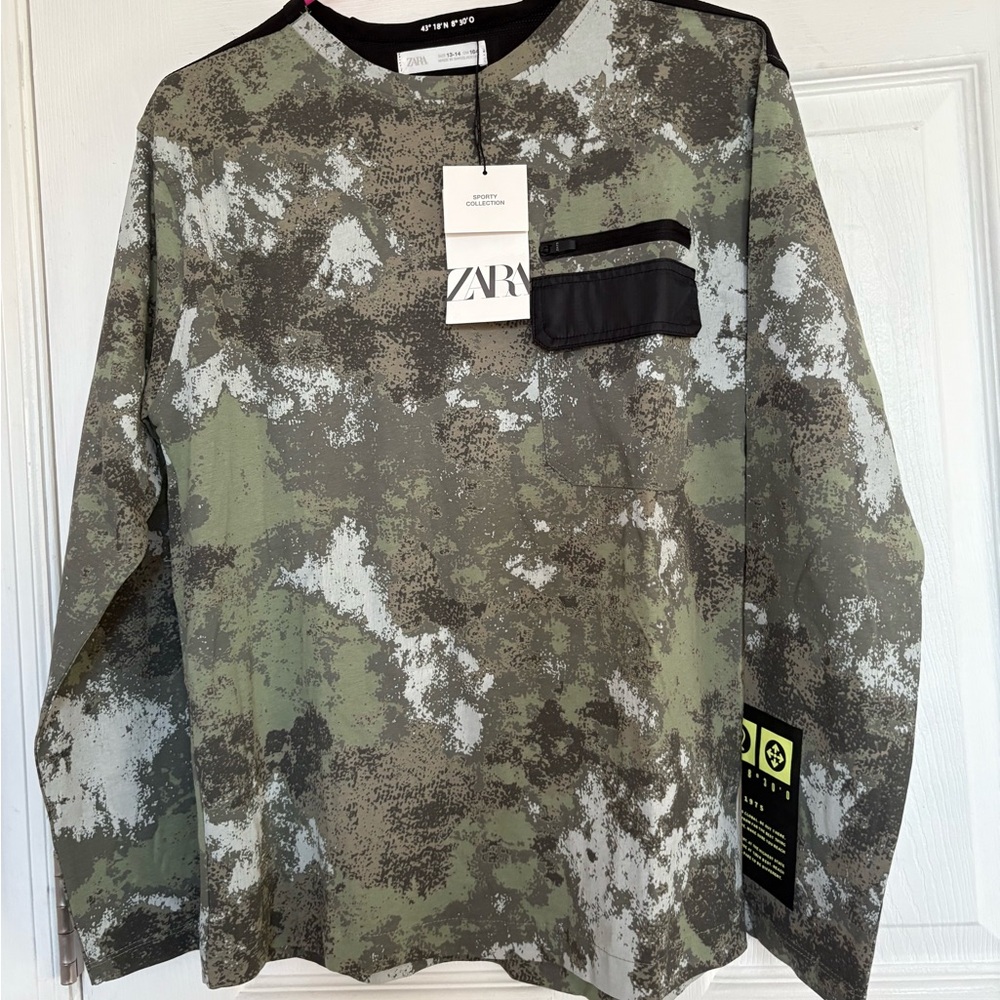 Zara Men's Green and Black Camouflage Long Sleeve Tee